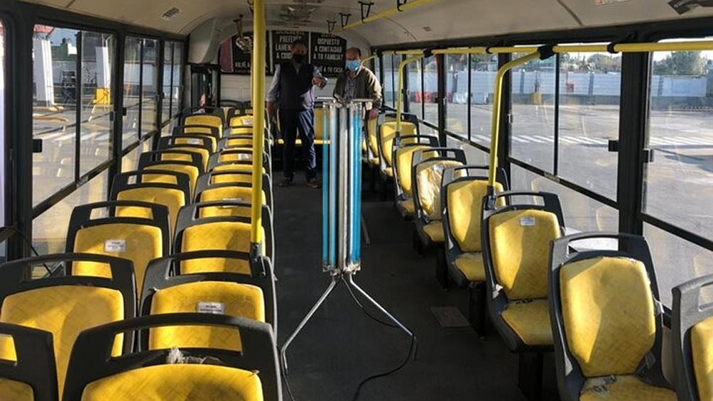 ACONSEJAN HABLAR LO MENOS POSIBLE EN EL TRANSPORTE PÚBLICO