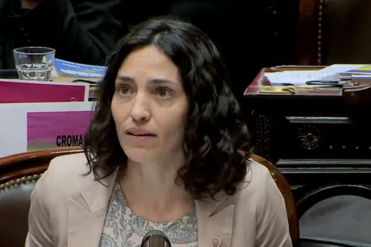 PAULA PENACCA: “SABEMOS QUE ESTO ES ENTREGA DE SOBERANÍA”