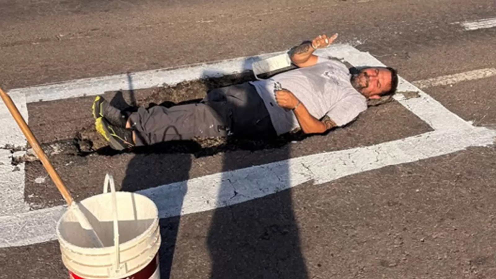 CON PINTADAS VECINO DENUNCIA ABANDONO EN RUTA NACIONAL 33