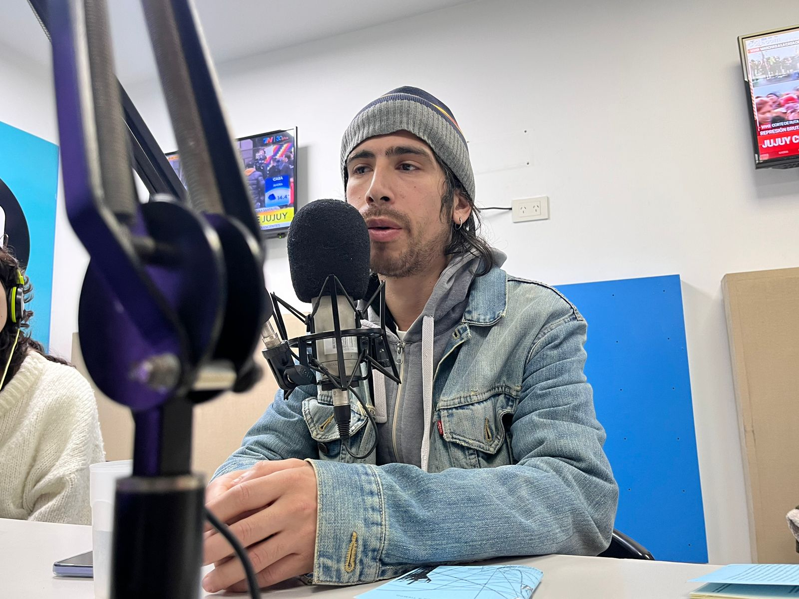 ELVIS BÁEZ: “LA ESCRITURA ES UNA CONEXIÓN CON EL LUGAR QUE HABITO”