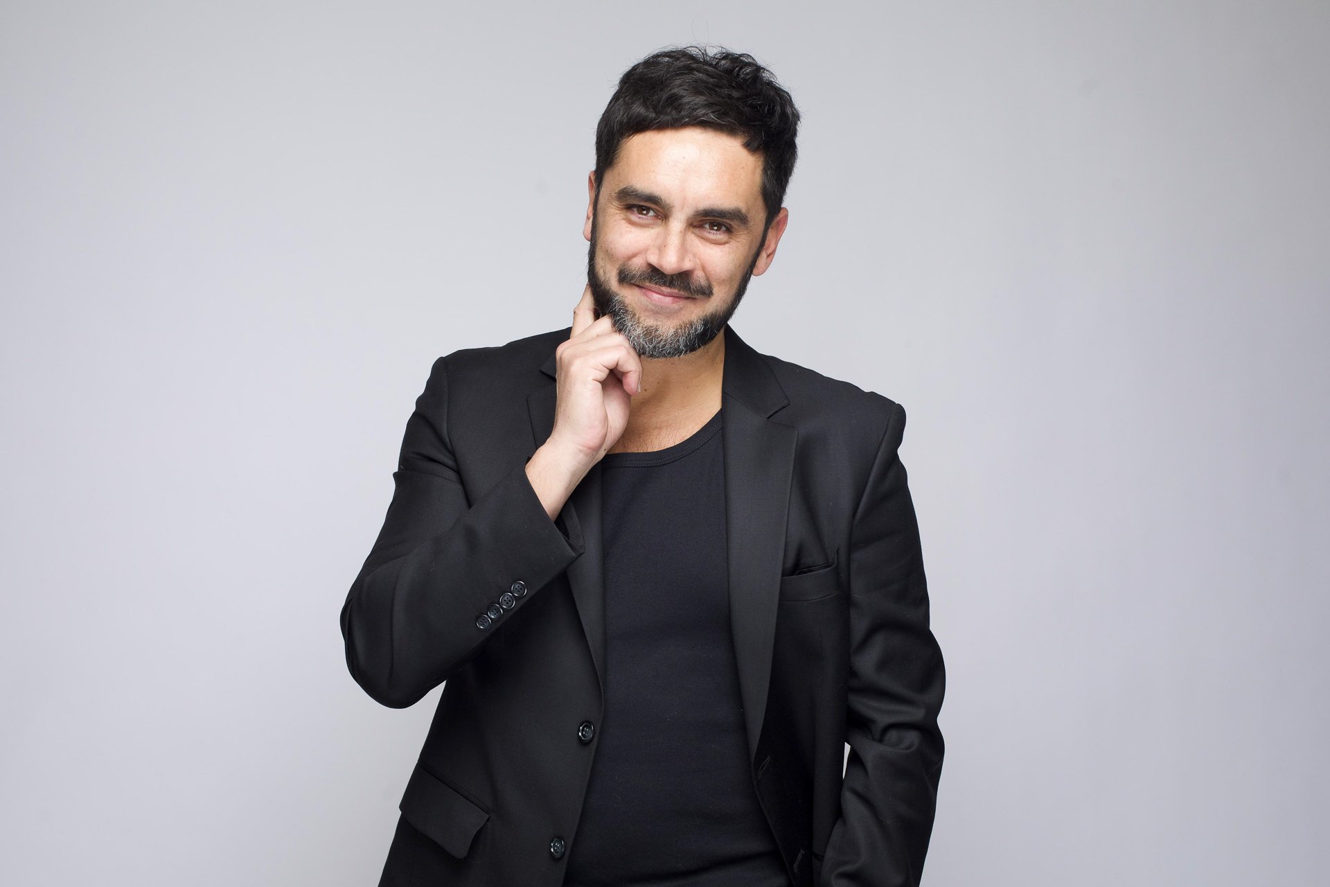 GONZALO HEREDIA: “LA COMEDIA ES EL MEJOR LUGAR PARA ECHAR LUZ SOBRE LAS MISERABILIDADES HUMANAS”