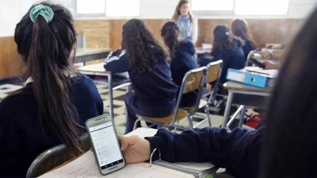 UNA ESCUELA SECUNDARIA ESTATAL PROHIBIÓ EL USO DE CELULARES