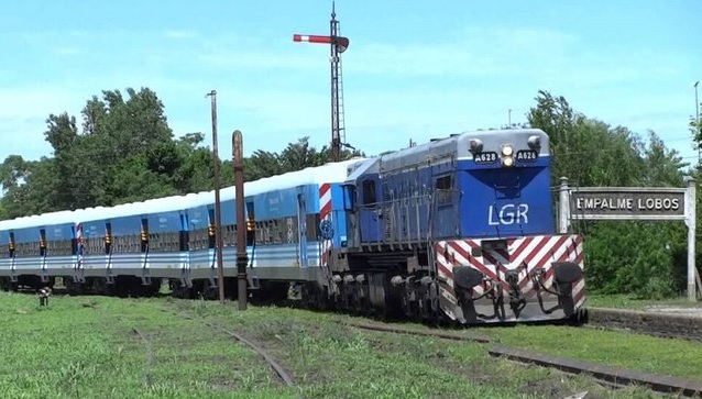 VECINOS DE LOBOS RECLAMAN MICROS PARA PODER TRASLADARSE