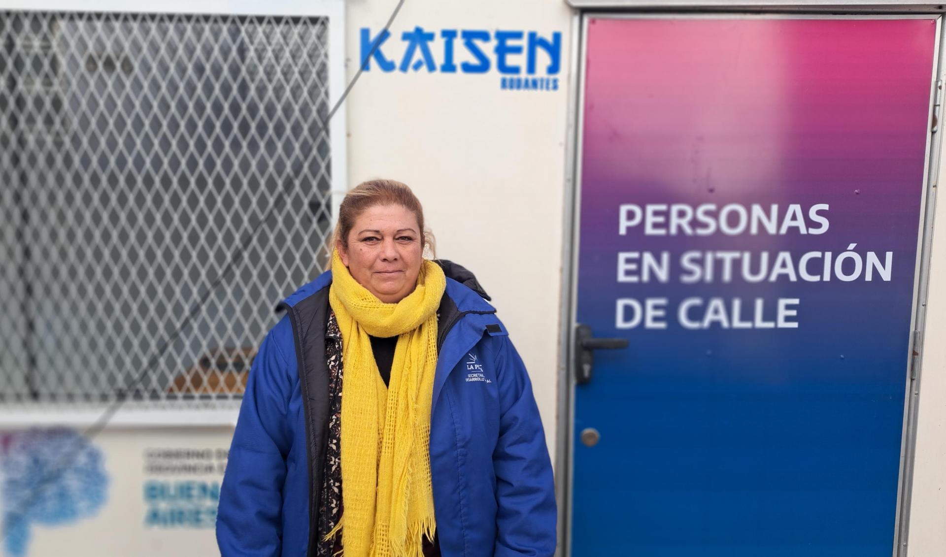 FUERTE OPERATIVO EN PLAZA MORENO PARA AYUDAR A PERSONAS EN SITUACIÓN DE CALLE
