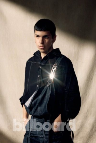 EL CANTANTE MILO J, UTILIZÓ ROPA CREADA POR ESTUDIANTES DE DISEÑO DE LA PLATA