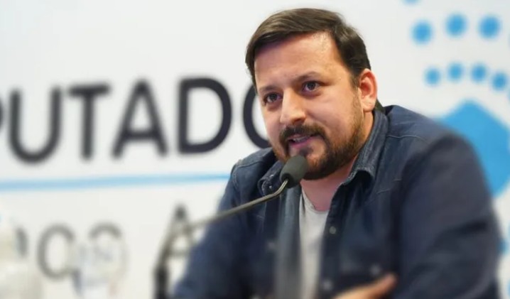 GONZÁLEZ SANTALLA: “VIVIMOS UNA PANDEMIA DIGITAL QUE AFECTA LA SALUD DE NUESTROS CHICOS”