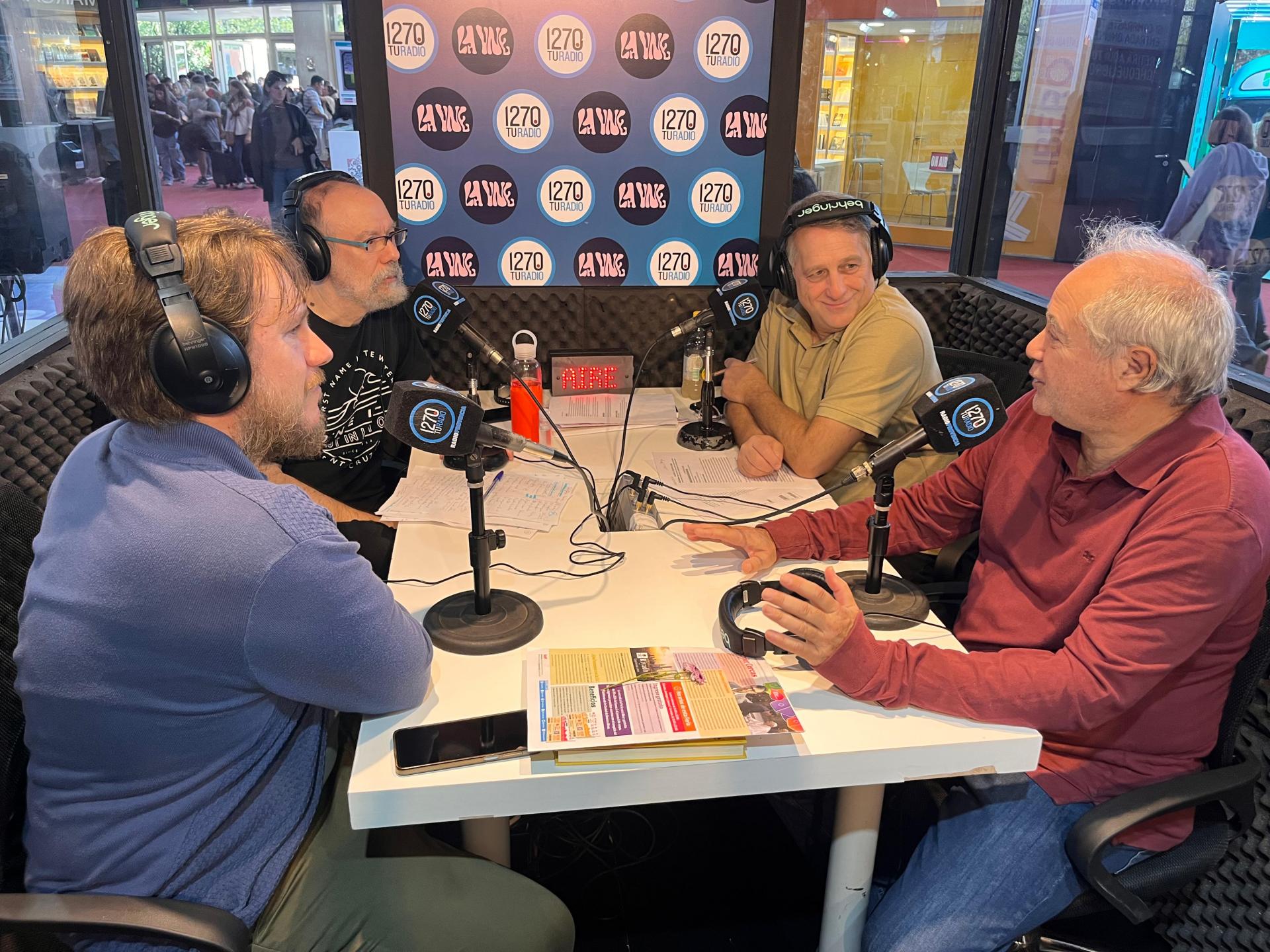 GUSTAVO FERREYRA: "LOS LIBROS NO SON PARA LEER VIENDO UN PARTIDO DE FÚTBOL"