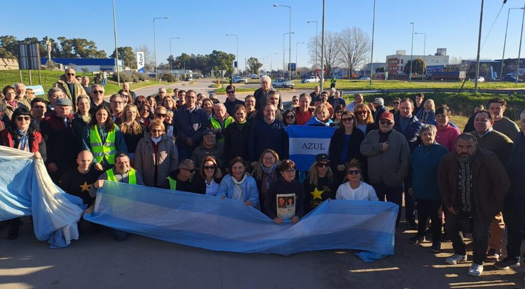 EN AZUL RECLAMAN QUE SE REACITVE LA CONSTRUCCIÓN DE LA AUTOVÍA