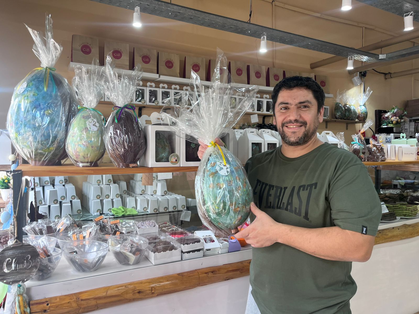 PYME PLATENSE PRODUCE HUEVOS DE PASCUA ARTESANALES PINTADOS A MANO