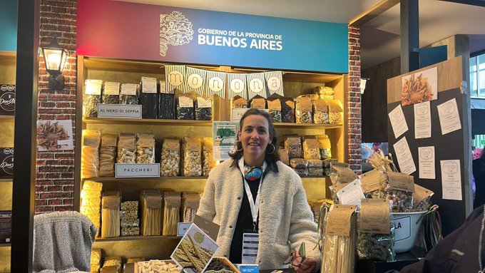 ADRIANA SESENESE: “NOS ESTÁ YENDO MUY BIEN Y LA FERIA ESTÁ HERMOSA”.