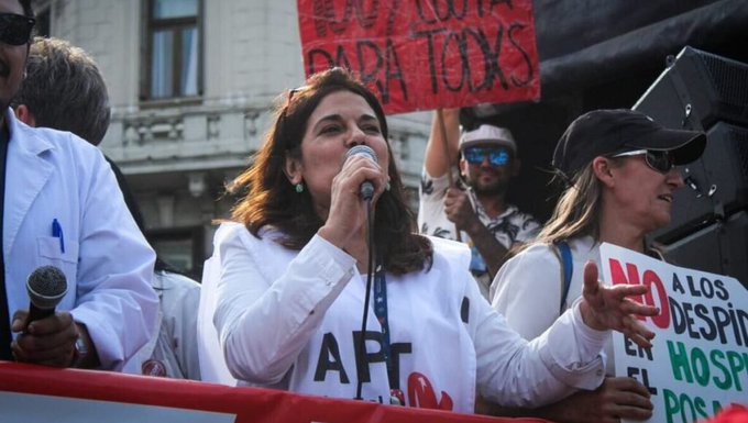 LOS TRABAJADORES REALIZAN UNA CAMINATA DE VELAS HACIA EL OBELISCO