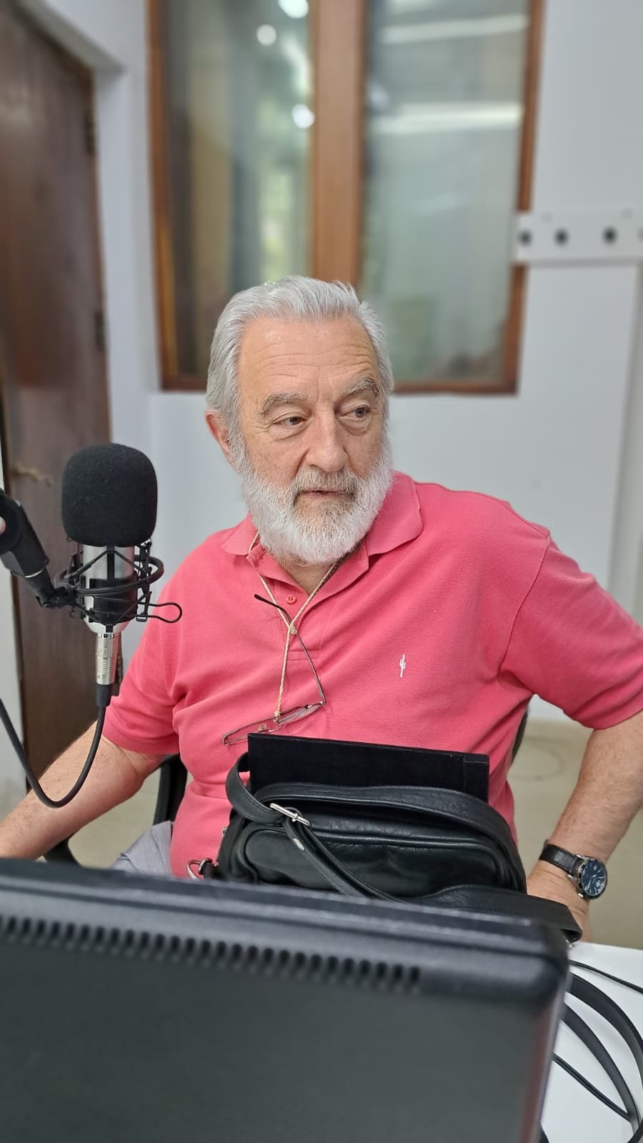 EDUARDO CUETO RÚA: “HAY QUE SACAR AL PAN DE LOS LIBROS DE MEDICINA”