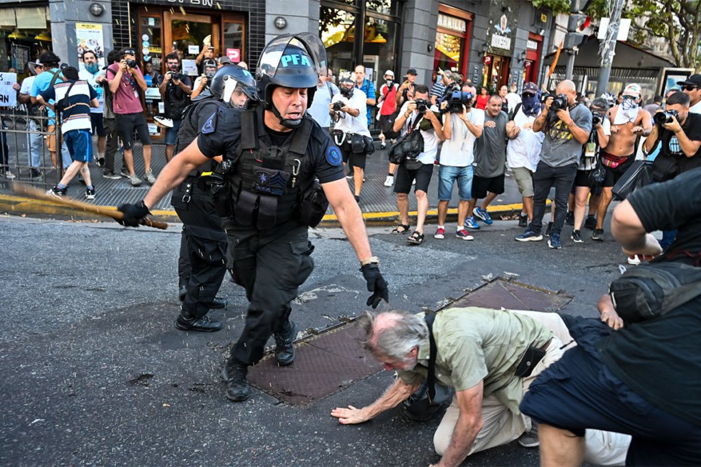 DENUNCIARON A MILEI POR LA REPRESIÓN A LOS JUBILADOS