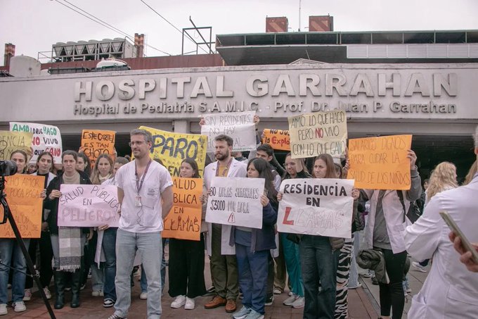 MEDICOS, RESIDENTES Y TRABAJADORES REALIZARON UNA MARCHA DE VELAS EN EL OBELISCO