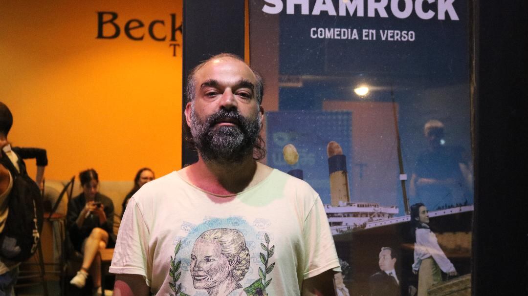 RICARDO TAMBURRANO: “EL TEATRO TIENE ALGO DE PARTICULARIZAR LOS MUNDOS”