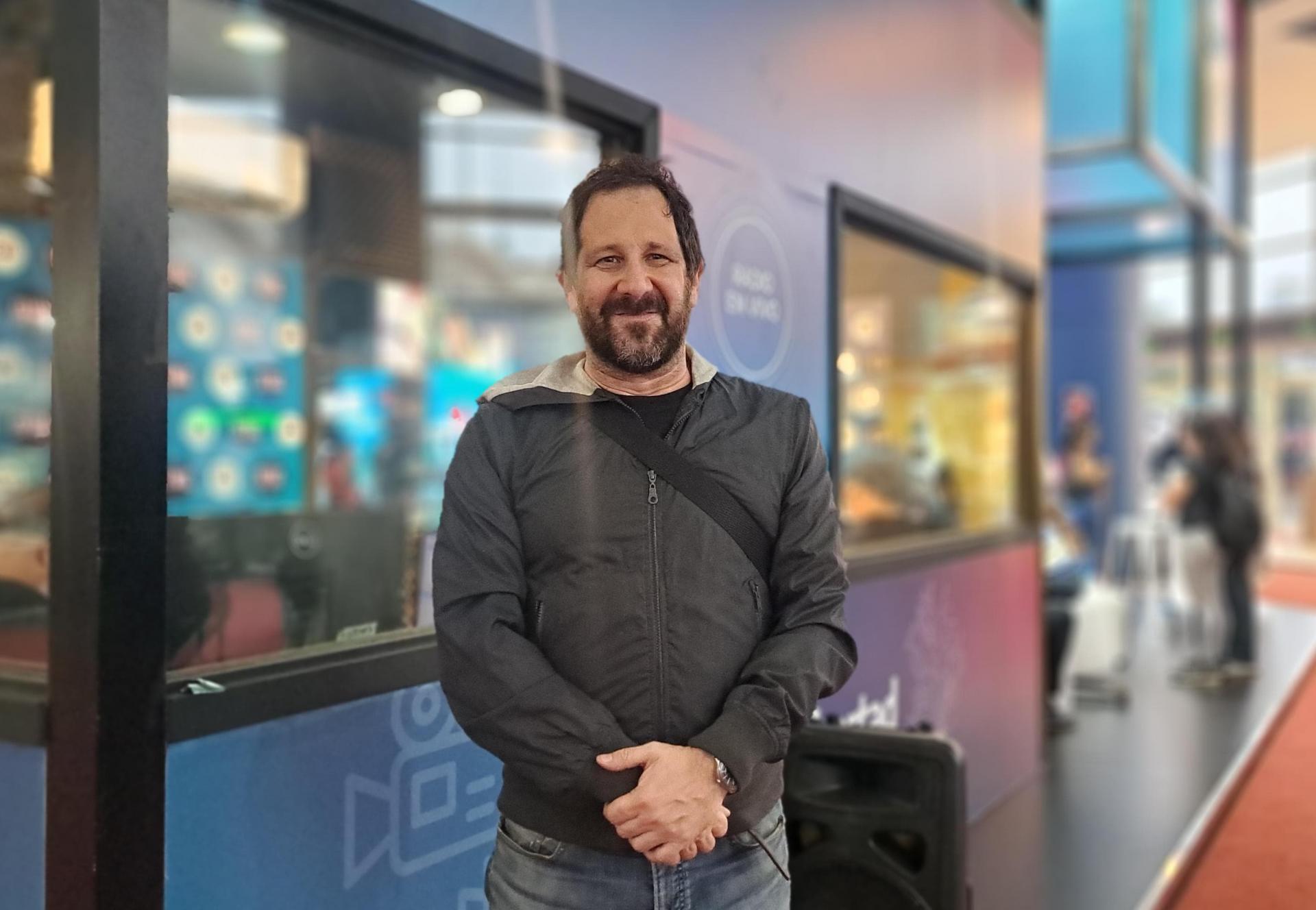 AUGUSTO COSTHANZO: “HAY QUE ENCONTRAR NUEVOS SOPORTES PARA NO DEJAR DE DIBUJAR”