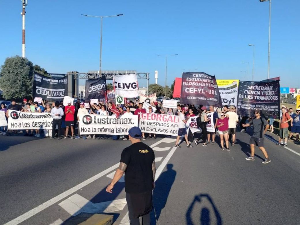 TRABAJADORES DE LUSTRAMAX RESISTEN CONTRA LOS DESPIDOS