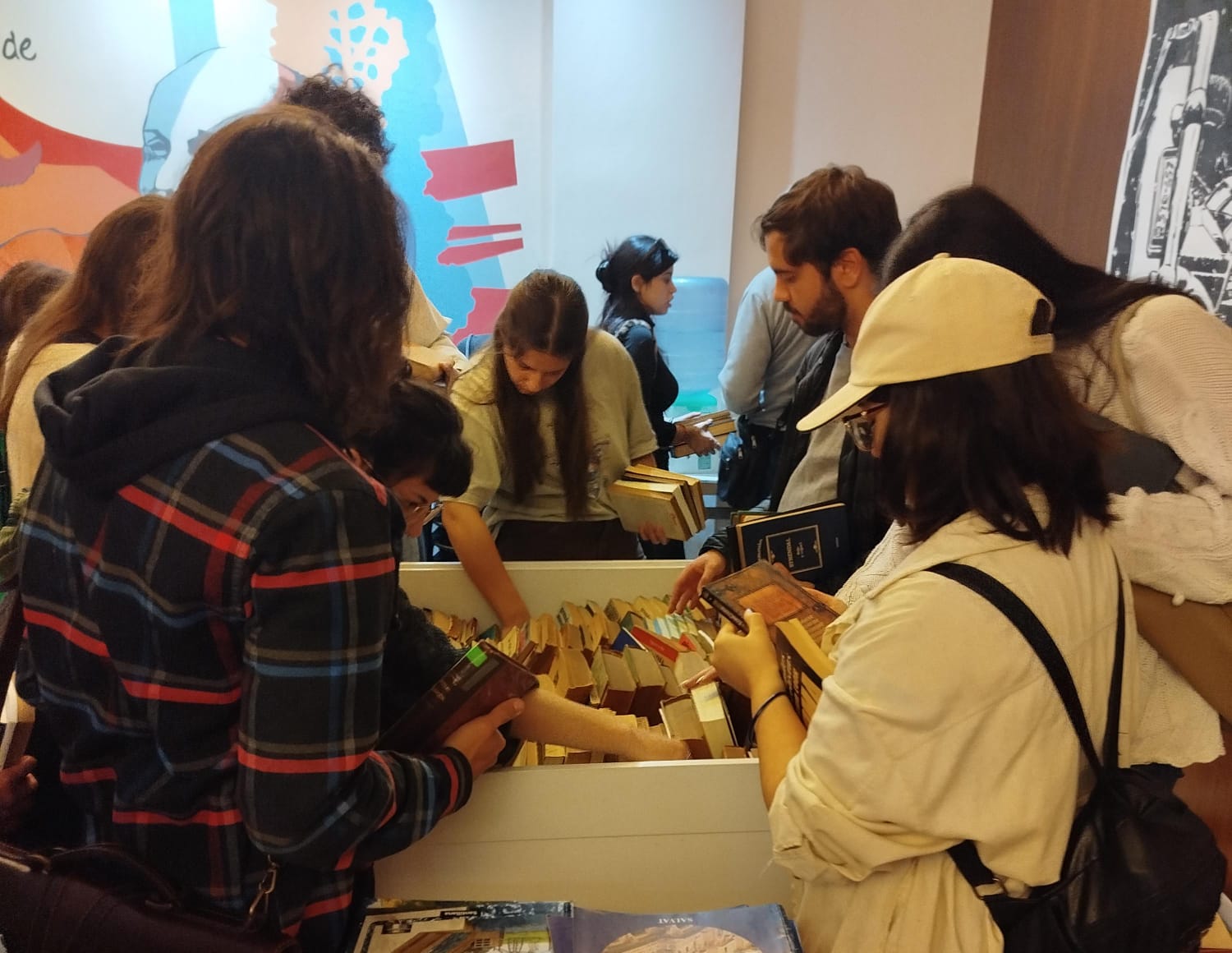REALIZA UNA “SUELTA DE LIBROS” LA BIBLIOTECA CENTRAL DE LA PROVINCIA