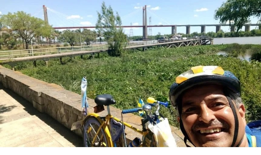 LLEGÓ A BRASIL EL HINCHA DE BOCA QUE VIAJÓ EN BICICLETA PARA VER LA FINAL EN RÍO DE JANEIRO