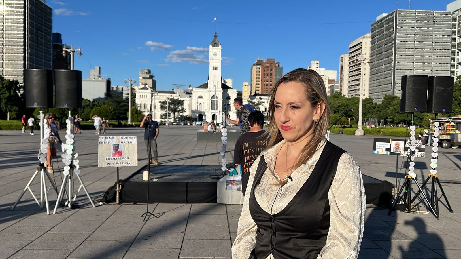 FAMILIARES DE VÍCTIMAS DEL FENTANILO REALIZAN UN ACTO EN PLAZA MORENO