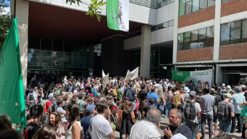 CIENTÍFICOS DE TODO EL PAÍS SE MANIFESTARON EN CONTRA DE LOS RECORTES PRESUPUESTARIOS
