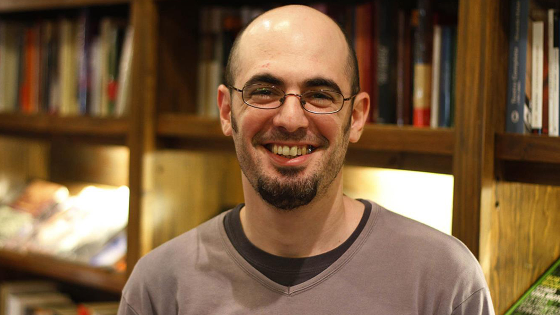 OLIVERIO COELHO: ESCRIBIR ES UNA FORMA DE JUGAR