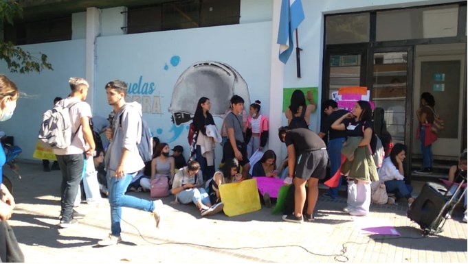 LA COMUNIDAD EDUCATIVA “CARLOS VERGARA” SE MOVILIZAN POR PROBLEMAS EDILICIOS