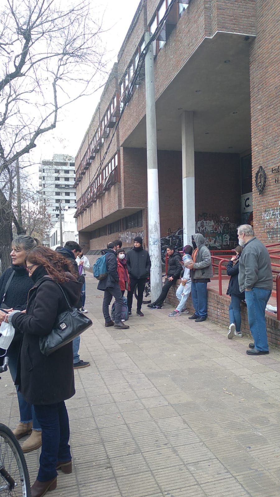 DOCENTES Y ESTUDIANTES SE MOVILIZAN PARA PEDIR CONDICIONES DE ESTUDIO Y TRABAJO DIGNAS