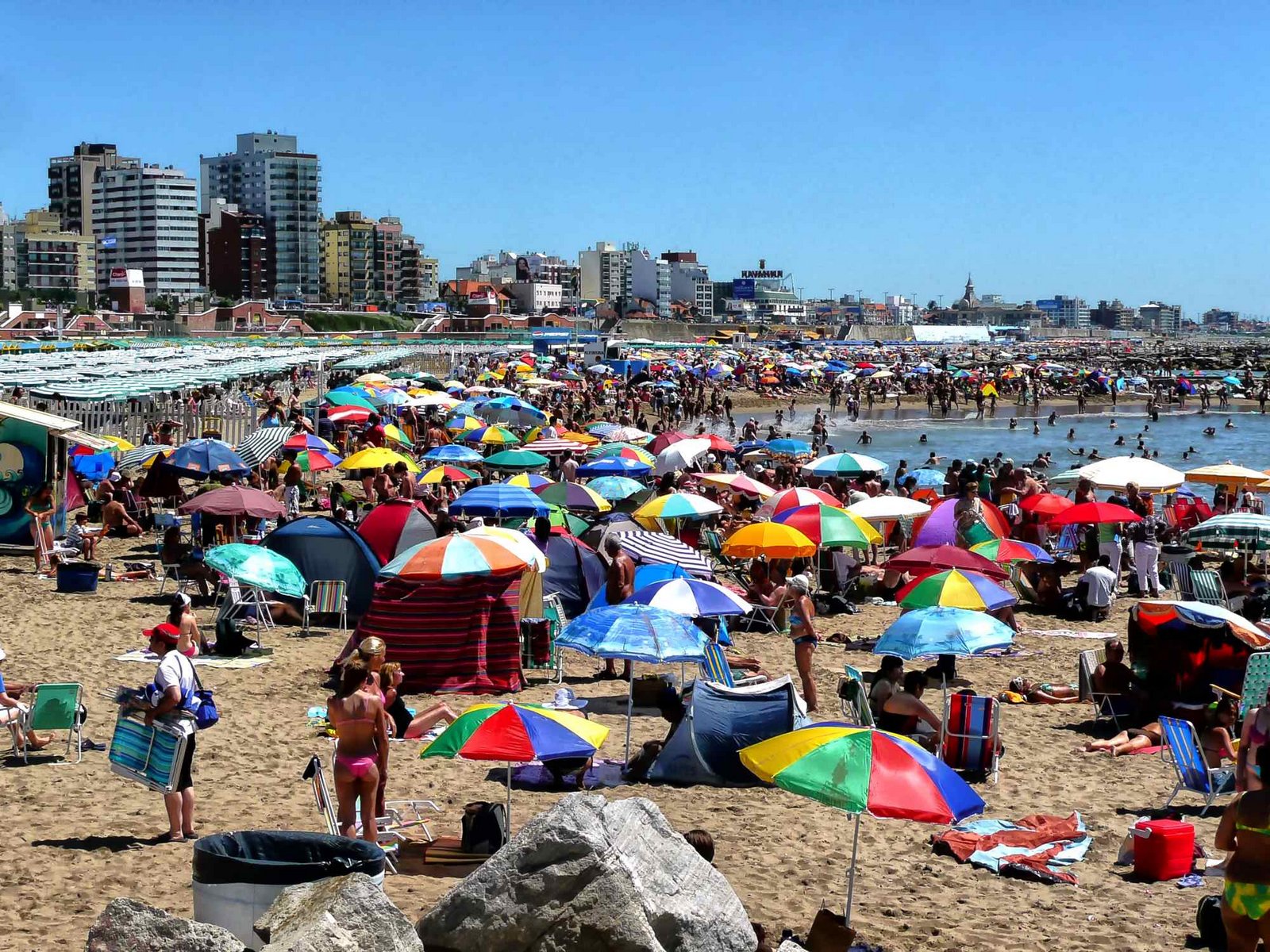 "NI LA PANDEMIA PUDO DETENER EL AVANCE DEL SECTOR PRIVADO SOBRE LA PLAYA PÚBLICA EN MAR DEL PLATA"