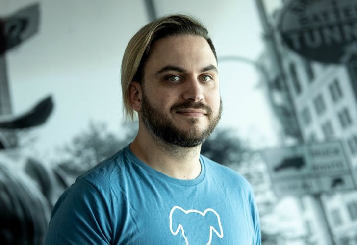 RECOMIENDAN INVERTIR LOS DÓLARES AHORRADOS EN ACCIONES DE EMPRESAS Y BONOS